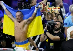 Oleksandr Usyk retuvo los títulos mundiales