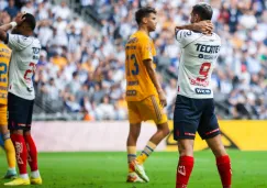 Jugadores reaccionan durante el Clásico Regio 128