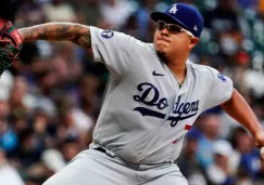 Julio Urías se prepara para lanzar la pelota