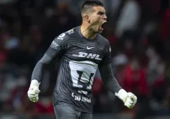 Julio González celebra gol con Pumas