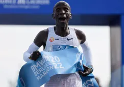 Eliud Kipchoge cruza la línea para ganar el Maratón de Berlín 