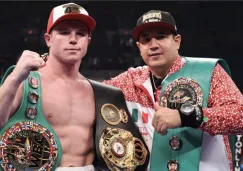 Canelo Álvarez y Eddy Reynoso con los títulos del CMB