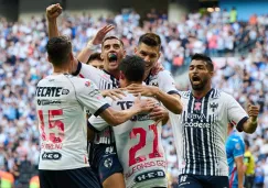 Jugadores de Rayados en festejo de gol