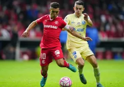 Leo Fernández en acción con Toluca vs América en la Ida de la Semifinal del AP22