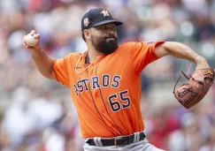 José Urquidy durante un partido con Astros