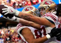 Jugadores de los Niners destejan una acción