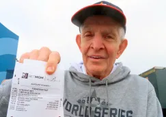 Mattress Mack mostrando su apuesta