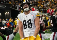 Pat Freiermuth celebra con los Steelers frente a Falcons