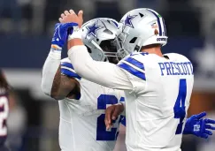 Ezekiel Elliott celebra con Dak Prescott un touchdown 