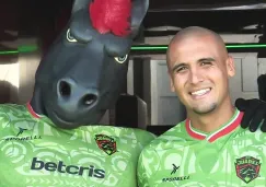 Luis Rodríguez posa con la mascota de FC Juárez