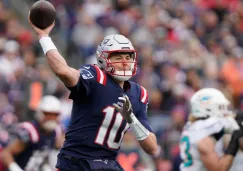 Mac Jones lanzando un pase en partido contra los Miami Dolphins