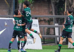 Jugadores de las inferiores de Santos, en festejo de gol