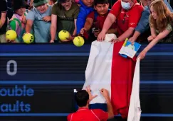 Medvedev firmando una bandera rusa