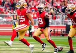 Jugadores de los 49ers festejan una acción