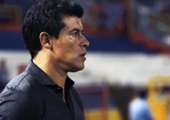 Jorge Almirón dirigiendo un partido