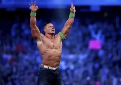 John Cena celebra con el público