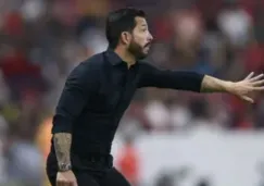 El técnico de Atlas dirigiendo un partido