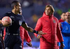 Claudio Arzeno en el partido de Chivas vs Tigres reclamándole al árbitro