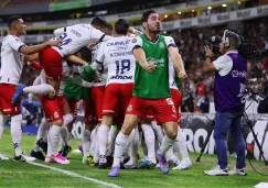 Jugadores de Chivas festejando el primer gol ante Atlas