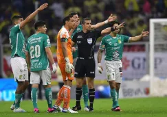 Fernando Hernández hablando con los jugadores de León durante el altercado