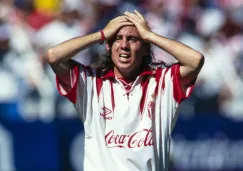 Alex Aguinaga en un partido del Necaxa en 1998