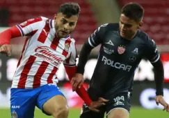 Alexis Vega y defensor de Necaxa en el Estadio Akron