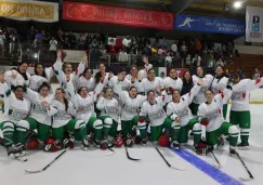 Selección Mexicana de Hockey Femenil luego de ganar la medalla de bronce