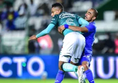 Rafael Baca y William Tesillo en un partido León vs Cruz Azul en el Nou Camp