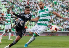 Matheus Dória y Erick Sánchez disputando un balón en un Santos vs Pachuca en el TSM