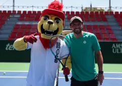 El tenista junto a la mascota de los Bravos