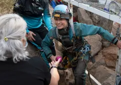 Beatriz Flamini saliendo de la cueva en la que pasó 500 días aislada