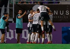 Jugadores de Tijuana celebran una anotación