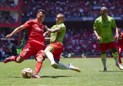 Adrián Mora barriendo a Sebastián Saucedo en el Toluca vs Juárez