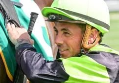 Dean Holland junto a su caballo en una carrera