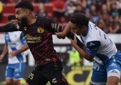 Alexis Canelo y defensor de Puebla en un Xolos vs camoteros