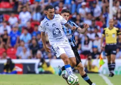 Luis Chávez protege la pelota ante un rival