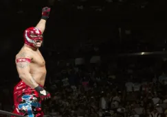 Rey Mysterio celebra durante una pelea