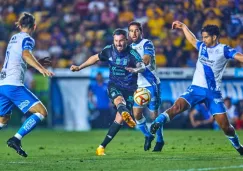 Gignac intentando un tiro en el duelo ante Puebla