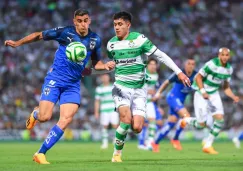 Berterame y Campos pelean por la pelota durante el partido de Ida