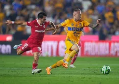 Fernando Navarro y Nico López pelean por el balón 