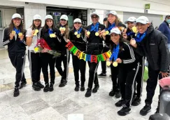 Las nadadoras fueron recibidas en el aeropuerto de la Ciudad de México