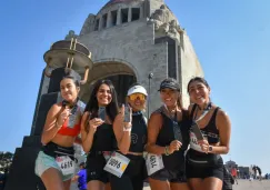 Mujeres corredoras presumen sus medallas 