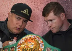 Eddy Reynoso junto a Canelo Álvarez