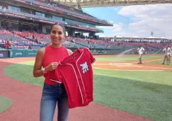 Diana Flores en el Estadio Harp Helú con Diablos