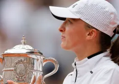 Iga Swiatek con el trofeo de Roland Garros