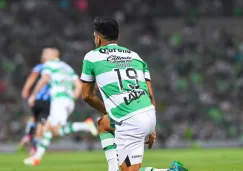 Eduardo Aguirre con la playera de Santos Laguna 