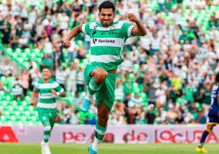 Eduardo Aguirre celebra un gol con Santos