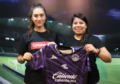 Silvana Flores con la playera del Mazatlán