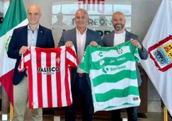 Román Alberto Cepeda junto a los presidentes del Sporting y de Santos Laguna