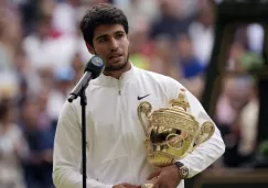 Carlos Alcaraz con su primer trofeo de Wimbledon